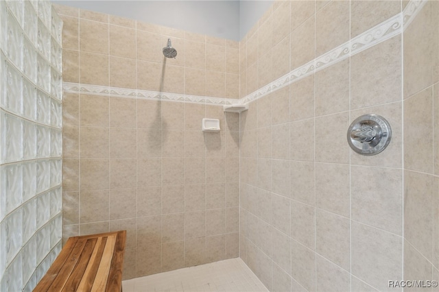 bathroom featuring tiled shower