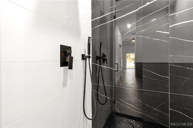 room details featuring a tile shower