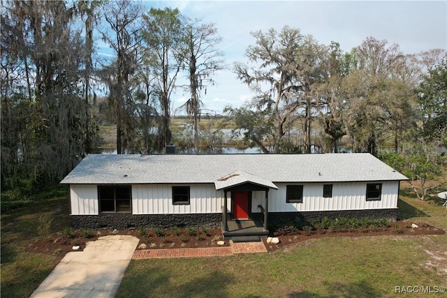 view of front of property featuring a front lawn