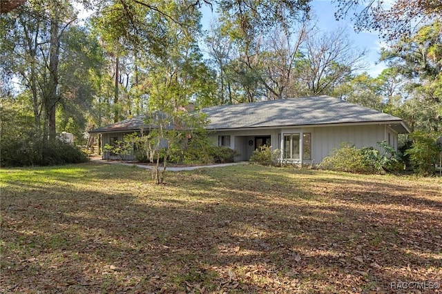 single story home with a front yard