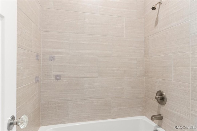 bathroom with tiled shower / bath