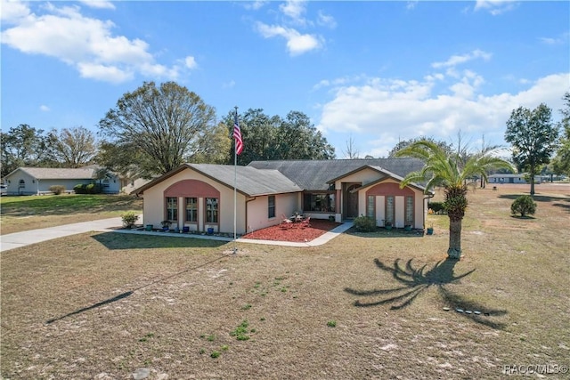 single story home with a front lawn