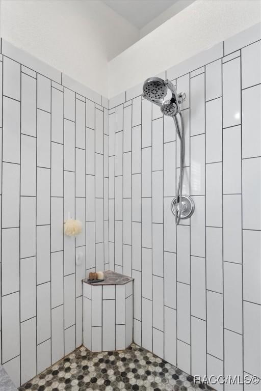 bathroom featuring a tile shower