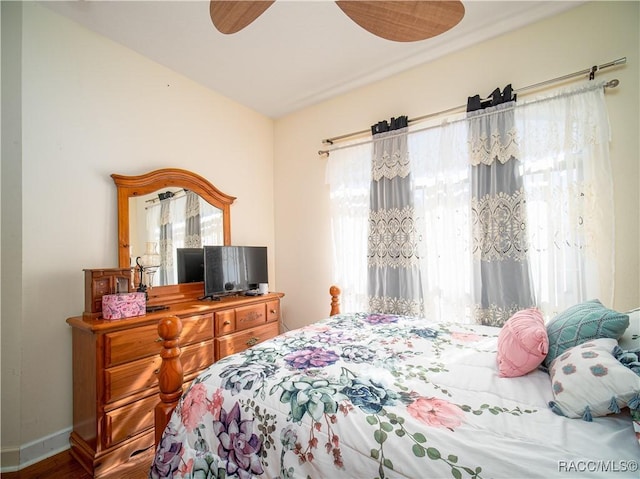 bedroom with ceiling fan