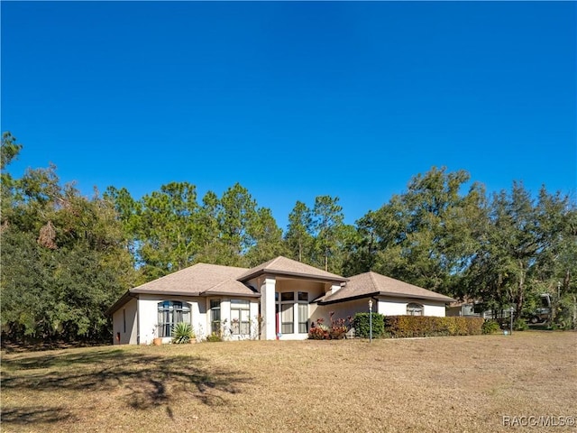 view of front of home featuring a front lawn