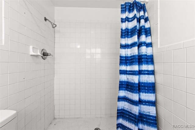 33 New York Blvd, Beverly Hills, FL 34465 - bathroom with tiled shower and tile walls