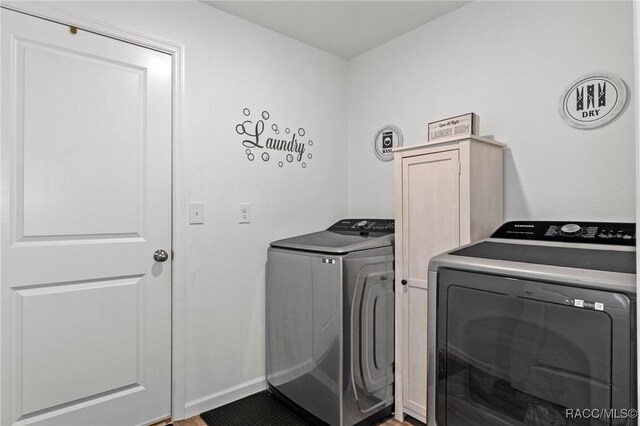 3192 W Barberton Pl, Citrus Springs, FL 34434 - washroom featuring washing machine and dryer and baseboards