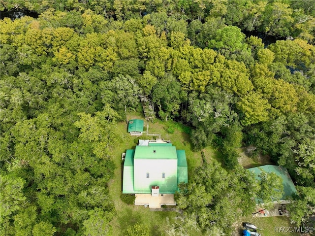 birds eye view of property featuring a forest view