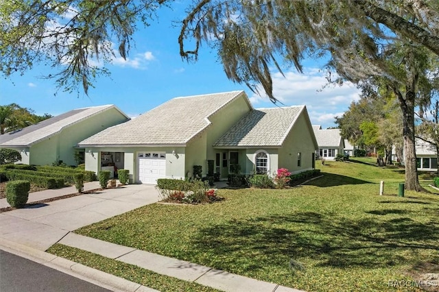 view of front facade featuring stucco siding, an attached garage, driveway, and a front yard