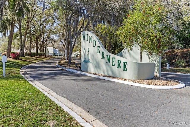 community sign with a yard