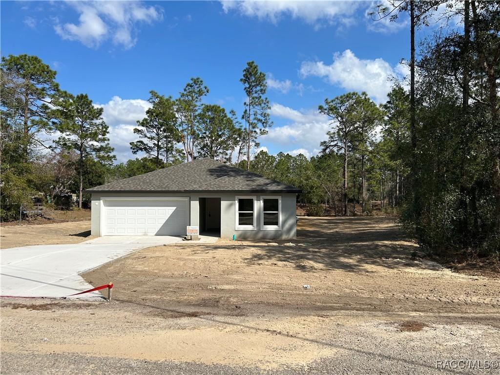 view of front of property featuring a garage