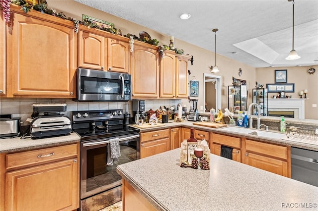 kitchen featuring sink, stainless steel appliances, pendant lighting, a textured ceiling, and decorative backsplash