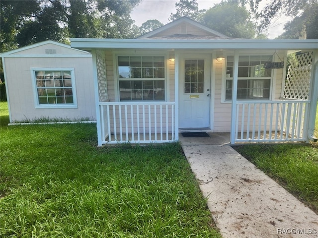 view of front of home featuring a porch and a front yard