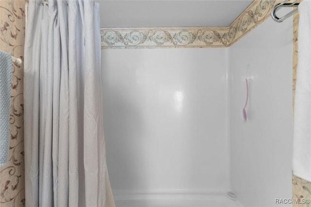 bathroom featuring a shower with shower curtain