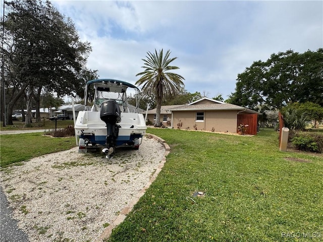 view of yard with driveway