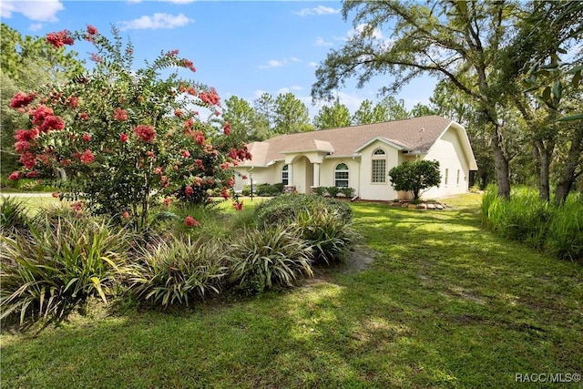5799 N Oakmont Dr, Beverly Hills, FL 34465 - ranch-style home with stucco siding and a front lawn