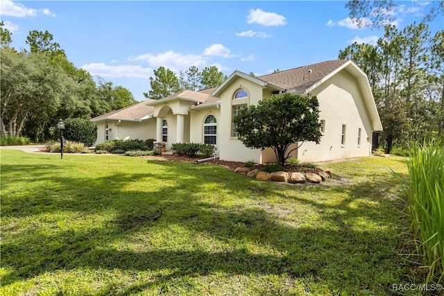 5799 N Oakmont Dr, Beverly Hills, FL 34465 - view of front of home featuring a front lawn and stucco siding