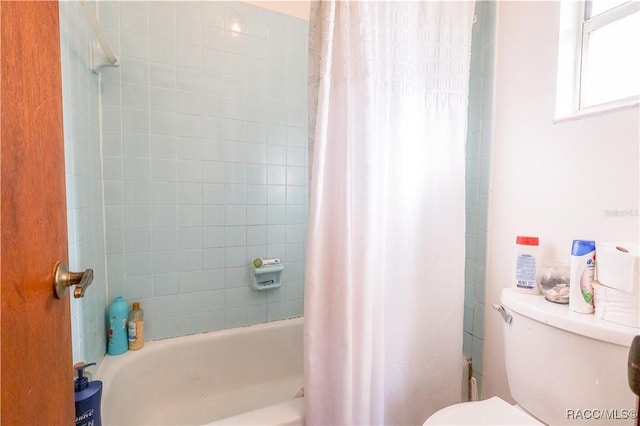 bathroom featuring toilet and shower / tub combo