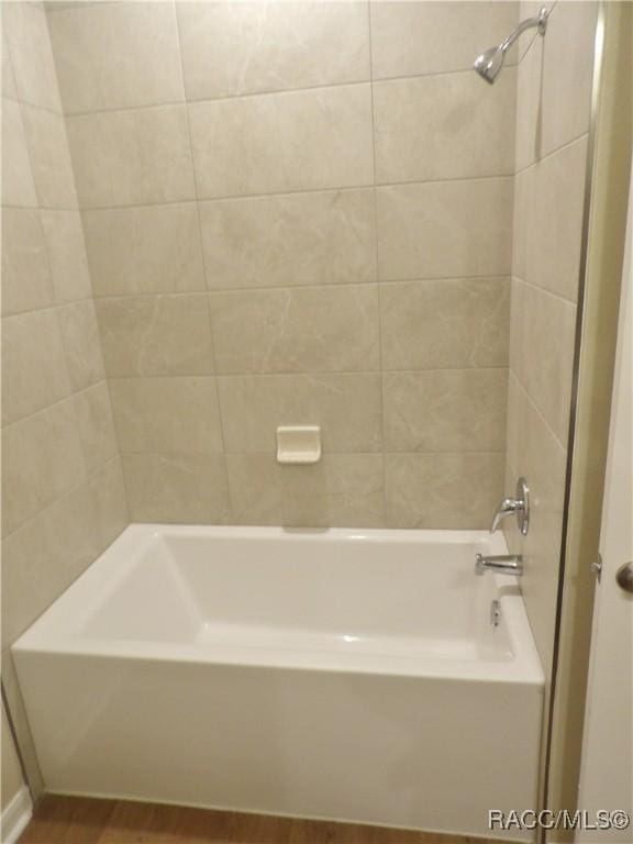 bathroom featuring tiled shower / bath