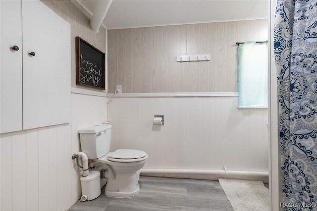 9 Flagler Dr, Palm Coast, FL 32137 - bathroom featuring wood finished floors, toilet, and a shower with curtain