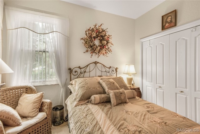 bedroom featuring carpet flooring and a closet