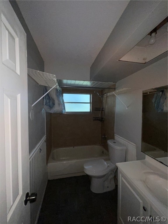 full bathroom with toilet, vanity, and tiled shower / bath combo