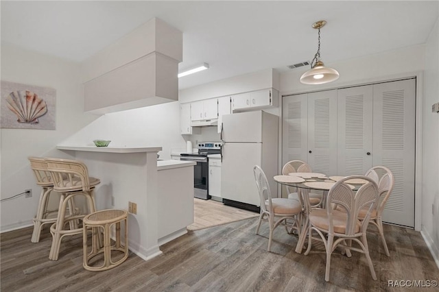 kitchen with white cabinets, electric stove, light wood-type flooring, white fridge, and kitchen peninsula