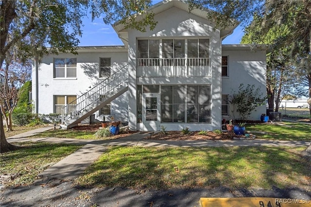 view of front facade featuring a front lawn