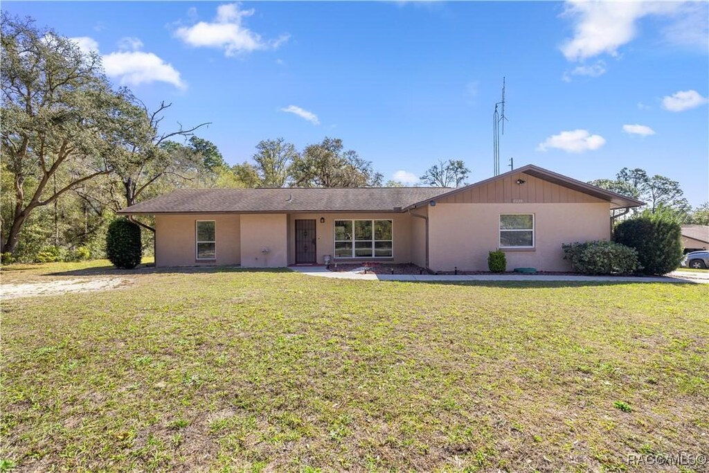 9225 SW 201st Cir, Dunnellon, FL 34431 - single story home featuring stucco siding and a front yard