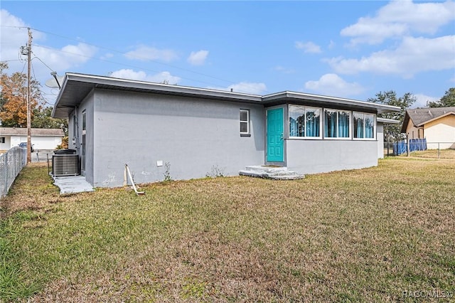 back of house featuring a yard