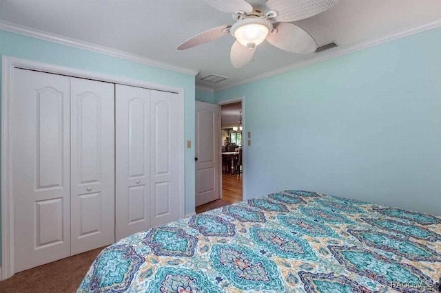 bedroom with crown molding, carpet floors, a closet, and ceiling fan