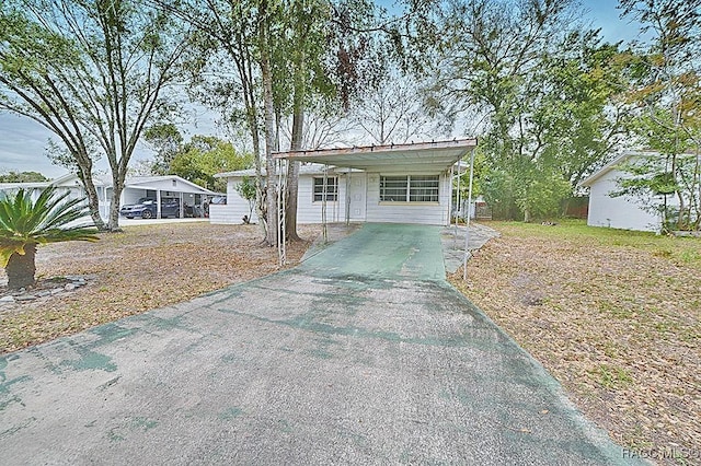 view of front of house featuring aphalt driveway