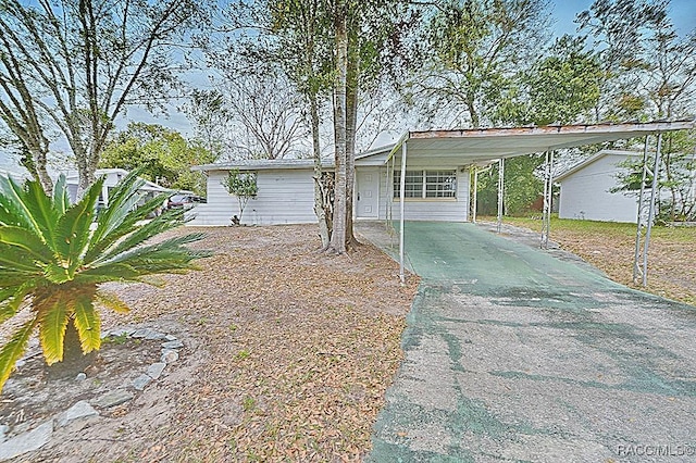 view of front of home featuring an attached carport and aphalt driveway