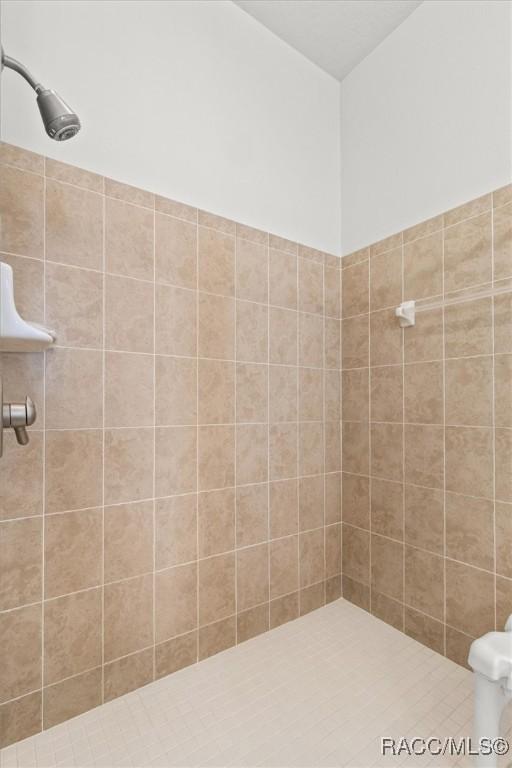 full bathroom featuring a tile shower