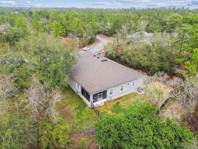 birds eye view of property featuring a forest view