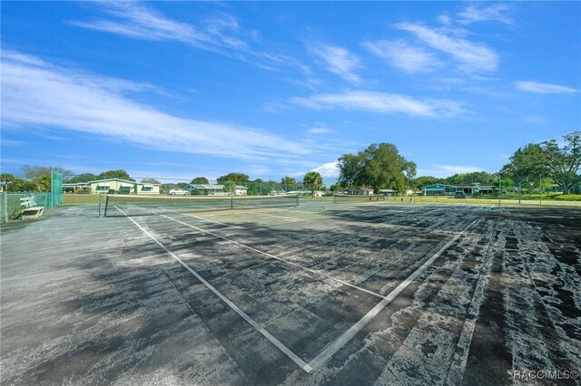 8917 SW 101st Ln, Ocala, FL 34481 - view of sport court with fence