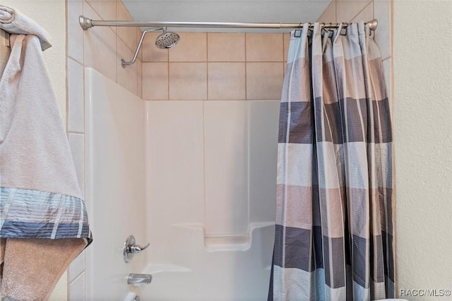 full bath featuring shower / bath combo with shower curtain