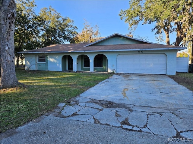 ranch-style house featuring a front yard