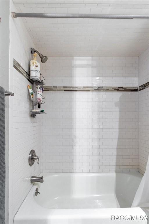 bathroom with shower / bath combo