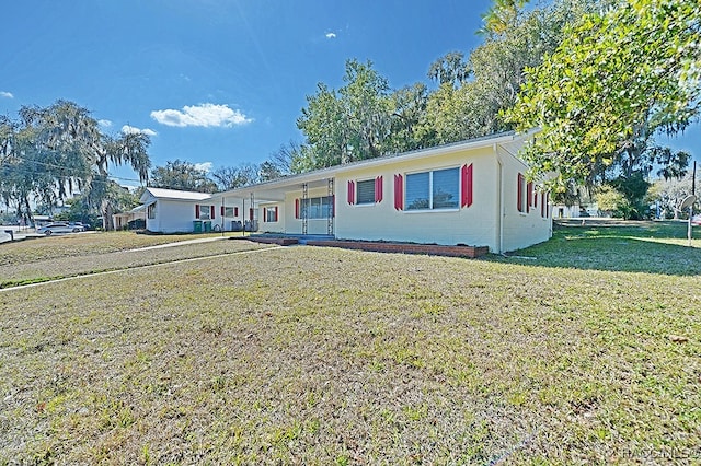 ranch-style home featuring a front yard