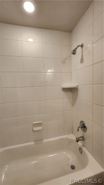 bathroom featuring tiled shower / bath combo