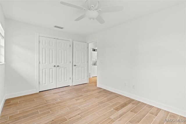 unfurnished bedroom featuring ceiling fan and a closet