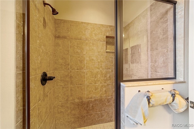 bathroom featuring a tile shower