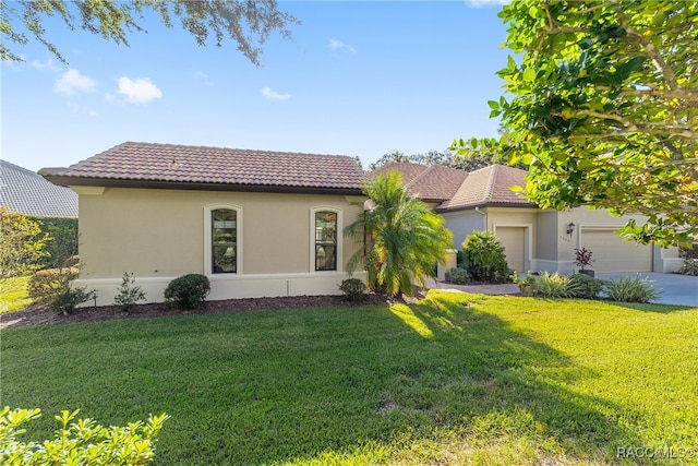 view of front of home featuring a front lawn and a garage