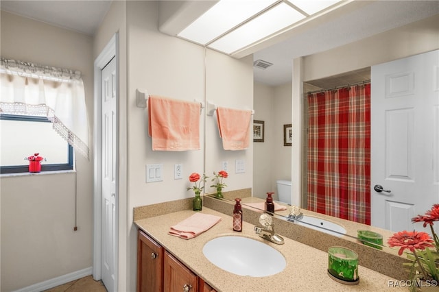 full bath featuring vanity, curtained shower, toilet, and visible vents