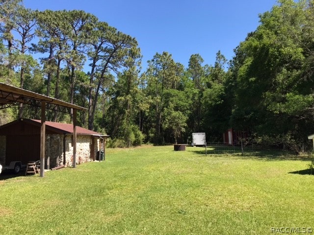 view of yard featuring an outdoor structure