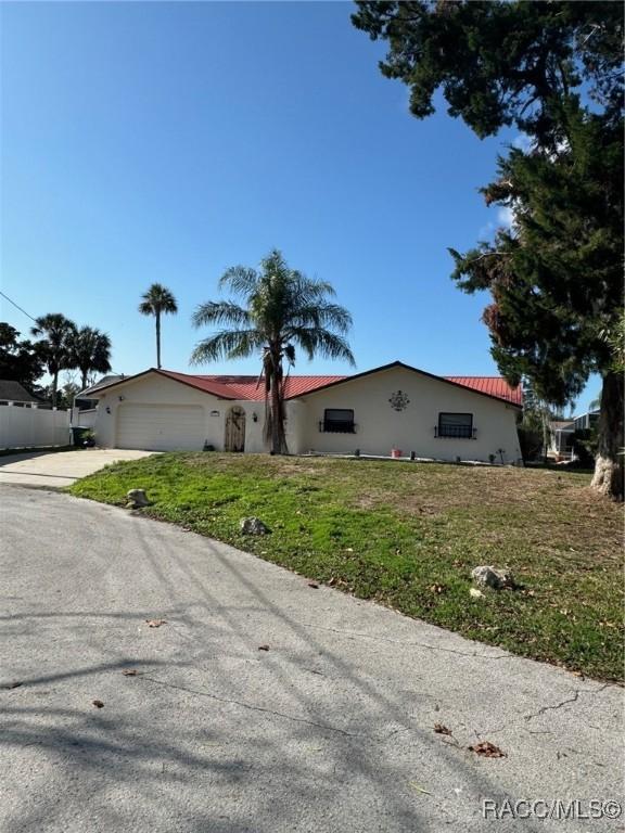 view of front of property with a front yard