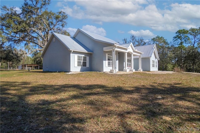 view of front facade with a front yard