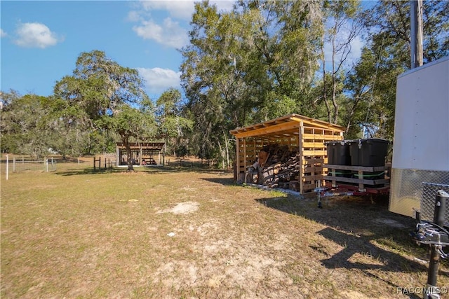 view of yard with an outdoor structure