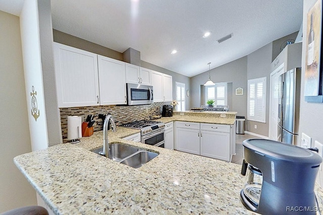 11938 W Blue Bayou Ct Unit 331, Crystal River, FL 34429 - kitchen featuring a sink, visible vents, stainless steel appliances, vaulted ceiling, and a peninsula